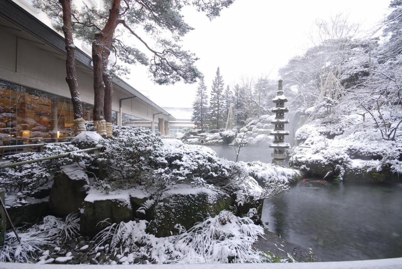 Suimeikan Gero Exterior photo A view of the hot springs in the winter