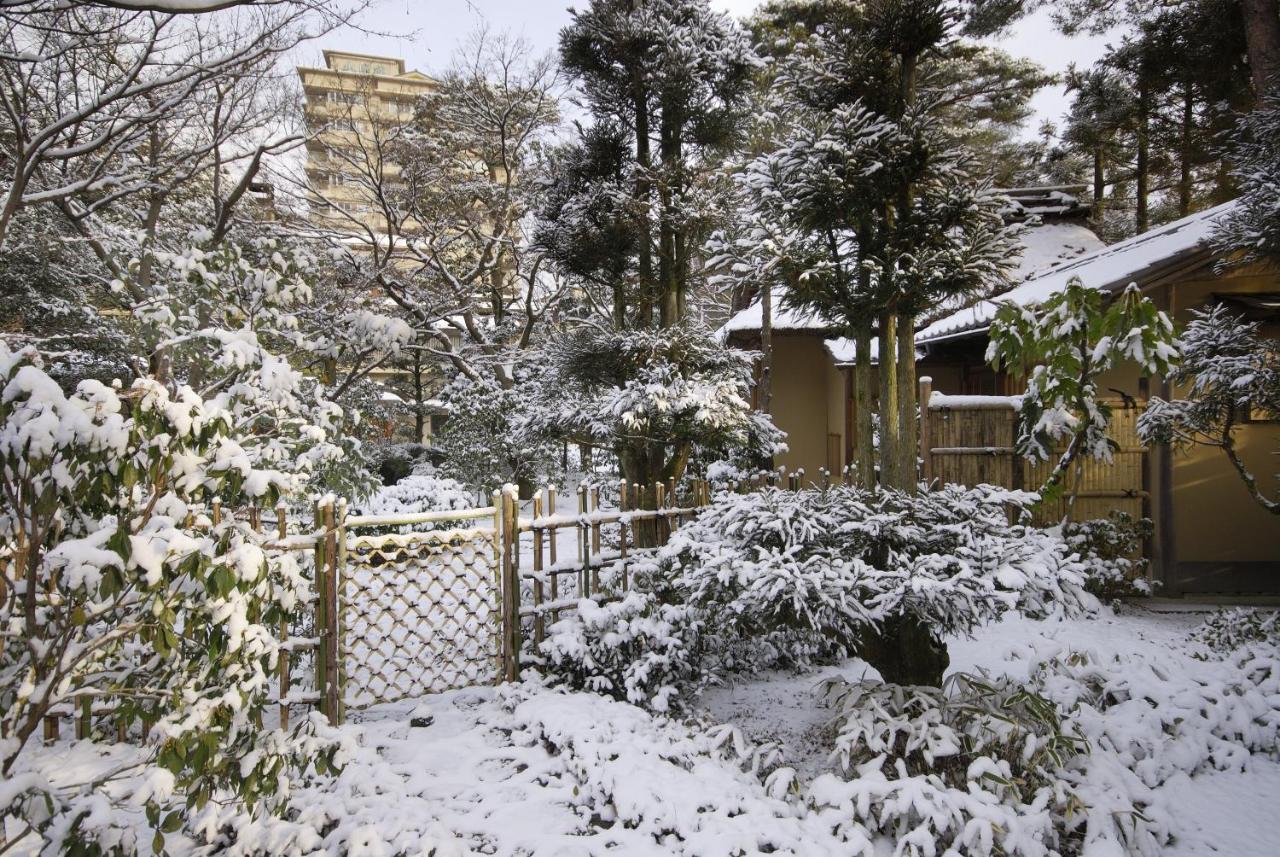 Suimeikan Gero Exterior photo The temple in winter