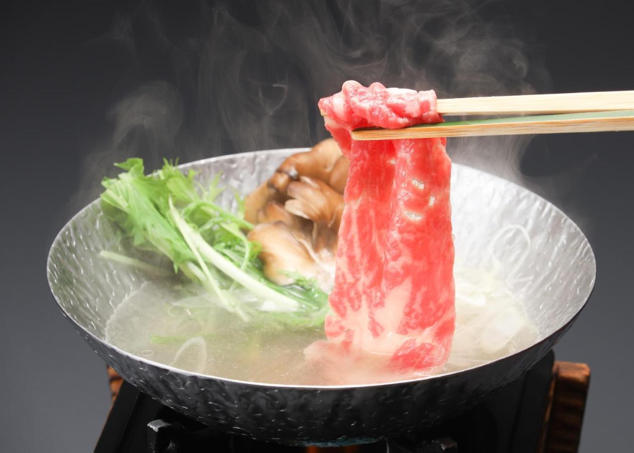 Suimeikan Gero Exterior photo A piece of Kobe beef being cooked in a pot