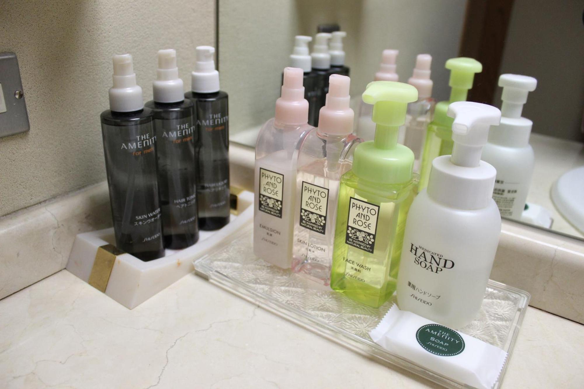 Suimeikan Gero Room photo A selection of toiletries in a hotel bathroom