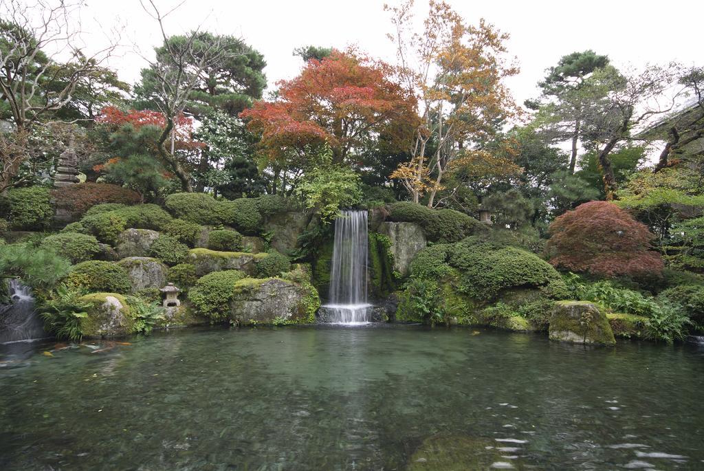Suimeikan Gero Exterior photo A waterfall in the garden