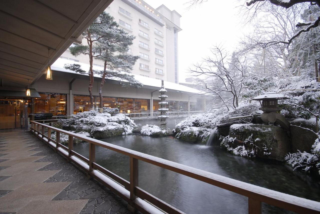 Suimeikan Gero Exterior photo A view of the outdoor onsen at the hotel